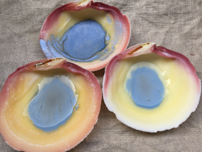 Farbe_aus_Lapis_Lazuli_gewinnen-Mit-Gummi-2-klein.JPG
