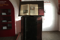 Lesepult-Gotthardtkirche-00